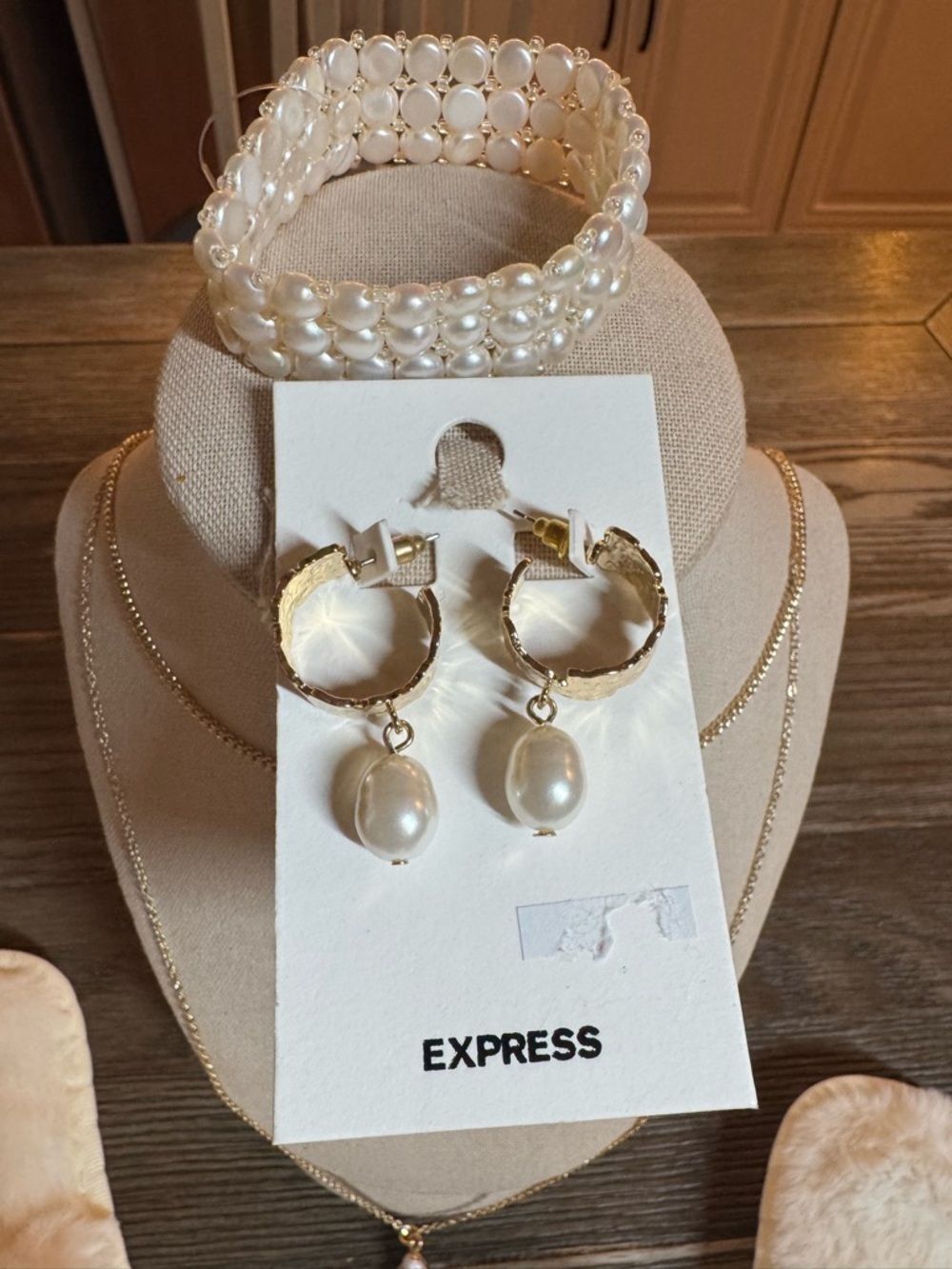 Bridal‎ Gift Set - White & Gold "BRIDE" Pouch + "MRS" & "I DO" Accessories - Picture 9 of 16